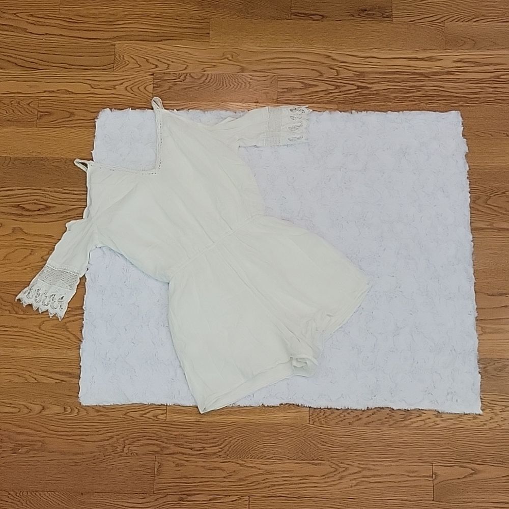 Maurices White Off Shoulder Romper, Women's Small, Great Condition! - Picture 10 of 10